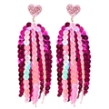 Détail macro de boucles d'oreilles cœur rose à paillettes avec pampilles brillantes - Style Gland Irisé Cœur Rose(9)
