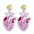 Vue détaillée de boucles d'oreilles cœur anatomique en acrylique rose avec paillettes - Style Cœur Anatomique Rose (1)