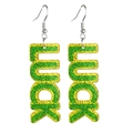 Detalle de pendientes colgantes con letras Lucky y purpurina verde para San Patricio - Estilo de Letras LUCKY (5)
