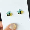 Dettaglio di orecchini a lobo ape con strisce gialle e ali blu glitterate fatte a mano - Stile Ape (5)