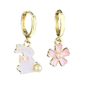 Dettaglio di orecchini asimmetrici con coniglio e fiore, perle e cerchi dorati - Coniglio Bianco e Fiore Asimmetrici (8)