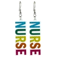 Détail des boucles d'oreilles pendantes NURSE en acrylique arc-en-ciel pour infirmières - Style de Lettres NURSE Arc-en-ciel (6)