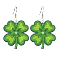 Détail de boucles d'oreilles trèfle vert pailleté avec cristal sur fond blanc - Style Trèfle à Quatre Feuilles à Paillettes Vert Émeraude (1)