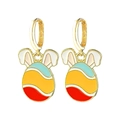 Dettaglio di orecchini a uovo di Pasqua con orecchie di coniglio e smalto colorato - Uovo con Motivo a Onde e Orecchie di Coniglio (2)