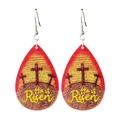 Nahaufnahme der Oster-Ohrringe mit rotem Glitzerverlauf und He Is Risen Aufdruck - He is Risen Kreuz-Stil