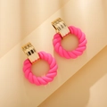 Modern oversized earrings with golden buckles and magenta twisted round resin pendants - Rose Red Twisted Hoop (ZXE383 Red)