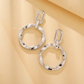Orecchini geometrici in argento con grandi cerchi ondulati e design moderno artistico - Argento