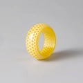 Detail eines kreativen Harzrings mit gelbem Wabenmuster und leuchtender Textur - US 6 / Gelb