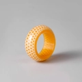 Detailansicht eines orangefarbenen Harzrings mit weißem sechseckigem Wabenmuster-Design - Orange