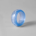 Détail macro d'une bague en résine bleue lumineuse avec motif d'épines blanches et polies - Bleu