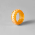 Détail macro de la bague lumineuse orange avec motifs d'épines blanches et fini poli - Orange