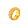 Detail des leuchtenden Rissmusters auf goldenem Edelstahlring mit oranger Textur - Gold+Gelb