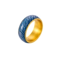 Nahaufnahme des leuchtend blauen Crackle-Rings mit Goldrand und Glitzereinlage - Gold+Dunkelblau