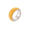 Makroaufnahme von leuchtend orangefarbenem Ring mit weißem Dornenmuster auf Edelstahl - US 6 / Gelb