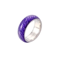 Makroaufnahme der lila Leuchtring-Band mit weißen Wellenmustern und blauem Glitzer-Finish - US 6 / Silber + Violett