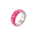 Makro-Detail des Edelstahlrings mit rosa Wabenmuster und lila glitzernden Akzenten - US 6 / Rot
