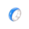 Nahaufnahme der blau leuchtenden Ringoberfläche mit Innenseite aus Edelstahl - US 6 / Silberfarben mit himmelblauem Stein