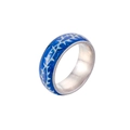 Nahaufnahme des blauen Kunstharzrings mit Grätenmuster und silbernem Edelstahl-Innenband - Dunkelblau