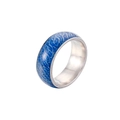 Makroaufnahme von Edelstahlring mit blau leuchtendem Rissmuster-Inlay für Damen und Herren - US 6 / Silber Dunkelblau