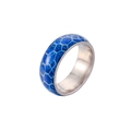 Detail eines blauen Wabenmusters auf Ring mit glitzernder Einlage und poliertem Edelstahl - Dunkelblau