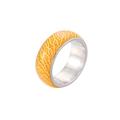 Detailansicht eines orangefarbenen Leuchtrings mit Wellenmuster und bunten Pailletten - Silber + Gelb