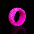 Leuchtender rosa Harzring mit glühenden Adernmustern auf dunkler reflektierender Fläche - US 9 / Rot