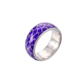 Makro-Detail von lila Schuppentextur und blauem Glitzer auf dem Edelstahlringband - US 6 / Lila