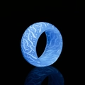 Blauer leuchtender Harzring mit weißen Rankenmustern auf schwarzem Hintergrund - US 6 / Blau