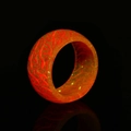 Makroansicht des leuchtenden Harzrings mit roter Lavatextur und goldenem Glitzer - US 6 / Orange