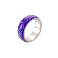 Details des lila leuchtenden Edelstahlrings mit Krokodilstruktur und Glitzer - US 6 / Lila