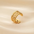 Detailansicht eines breiten Goldkettengliedrings auf Seide mit Vintage-Textur und Glanz - Einstellbar Offen / Gold