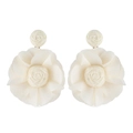 Vista de detalle de pendientes de flores de tela blanca con capas y diseño tejido - Blanco
