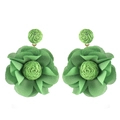 Detalle de pendientes de flores de tela verde bohemia con parte de rafia en fondo blanco - Verde