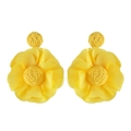 Detalle de pendientes de flores de tela amarilla con pétalos tejidos para la playa - Amarillo