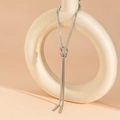 Elegante silberne Schlangenkette im Lariat-Stil mit Knotendesign auf Keramik-Dekor - Silber