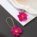 Detail von rosenroten matten Blumenohrringen mit Goldstempeln und langen U-Haken - Fuchsia