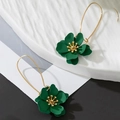 Elegante tiefgrüne fünfblättrige Blütenohrringe mit goldenen Haken und Blütenmitten - Grün