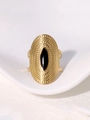 Makrodetail eines Vintage-Goldrings im Boho-Stil mit Textur und schwarzem Stein - Vintage Ovaler Stil / Gold Schwarz