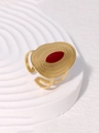 Makroaufnahme: Vergoldeter breiter Siegelring mit Wellentextur und rotem Schmuckstein - Vintage Ovaler Stil / Gold Rot