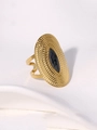 Detaillierte Nahaufnahme von breitem, vergoldetem Edelstahlring mit Vintage-Emblem - Vintage Ovaler Stil / Gold Grau