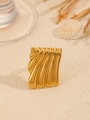 Dettaglio di un anello regolabile placcato oro con texture a pieghe ondulate verticali - Oro