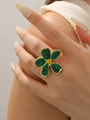 Auffälliger 18k vergoldeter Blumenring mit grüner Emaille an der Hand eines Models - Grün