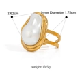 Detailopname van een gouden barokke parelring met afmetingen van 2,62 cm en 1,78 cm - Ring