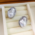 Vintage zilverkleurige oorbellen met grote barokparels en vloeiende metalen curven - Oorbellen / Staalkleur