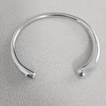 Détail du collier choker argenté poli avec des extrémités en forme de goutte d'eau - Style Acier Poli