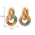 Detail van 18K vergulde stalen oorbellen met regenboog kristallen pavé en 2,4cm drop - Regenboog Strass Stijl (FT-EH139)