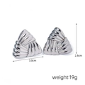 Gepolijste zilveren driehoekige oorknopjes met 3D-textuur en geometrisch metaalontwerp - Driehoek Stralende Textuur / Triangle Steel Color