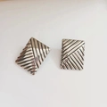 Zilveren rechthoekige titanium stalen oorbellen met diagonaal gestructureerde patronen - Rechthoek Diagonale Textuur / Rechthoek Zilver