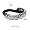 Élastique à cheveux argenté avec texture martelée et anneau élastique noir durable - Forme C Martelé Ton Argent