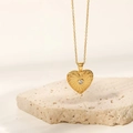 Detailopname van een 18K gouden hart hanger met radiale textuur en een centrale zirkoon - Strass Hart Halsketting (FT-XL-332-2)